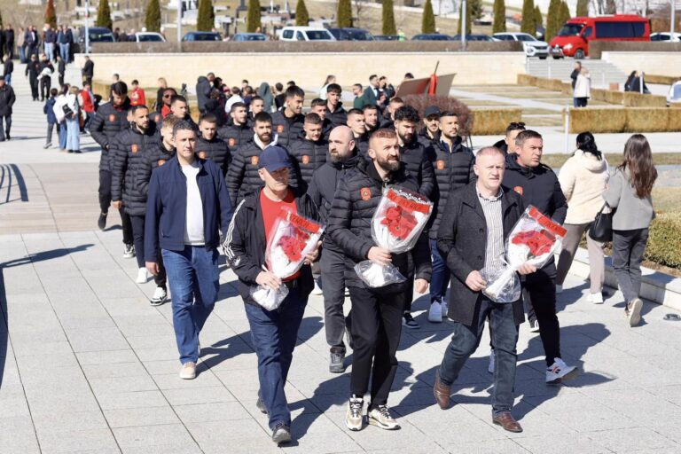 KF Drenica bën homazhe në Prekaz në nder të 5, 6 dhe 7 Marsit